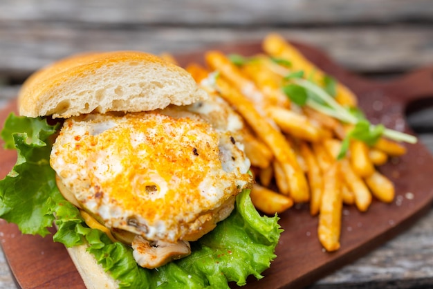 Photo sandwich avec œuf grillé et frites