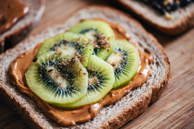 Sandwich ouvert sain avec du beurre d'arachide