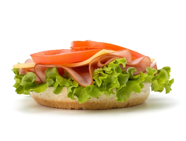 Sandwich ouvert sain avec du jambon et du fromage fumés à la tomate et à la laitue