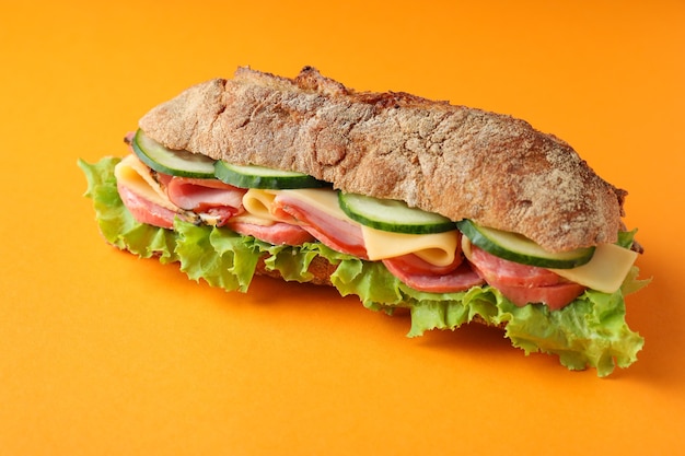 Sandwich de pain ciabatta sur fond orange