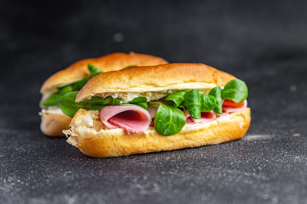 sandwich pains au lait français jambon, fromage, laitue feuilles vertes produit bio repas sain frais