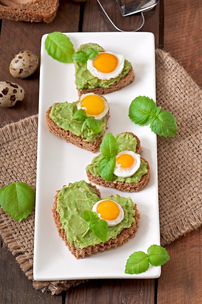 Sandwich à la pâte d'avocat et à l'oeuf en forme de coeur