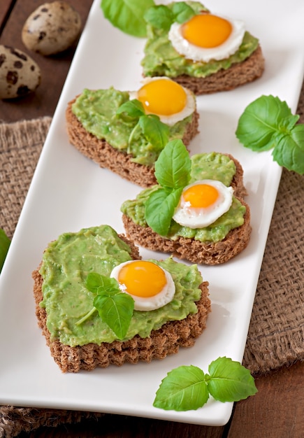 Sandwich à la pâte d'avocat et à l'oeuf en forme de coeur