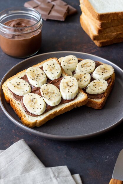 Sandwich à la pâte de chocolat, banane et graines de chia Petit-déjeuner Nourriture végétarienne