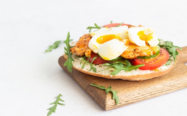 Sandwich pita au poulet, oeuf et légumes