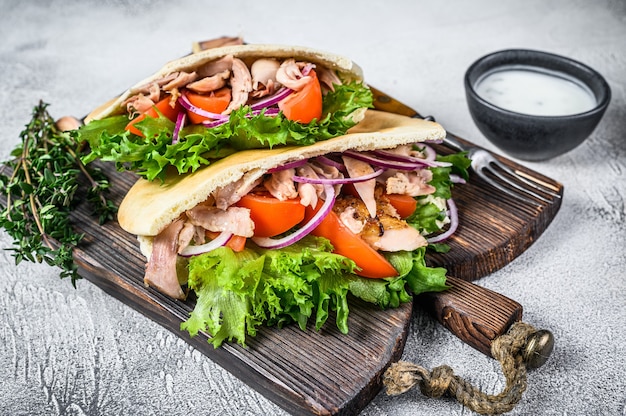 Sandwich pita avec poulet rôti, légumes et sauce délicieuse