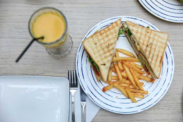 Sandwich et pomme de terre dans une assiette