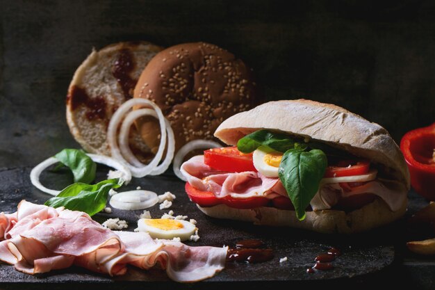 Sandwich avec pommes de terre sautées