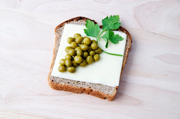 Sandwich pour enfants avec fromage et petits pois