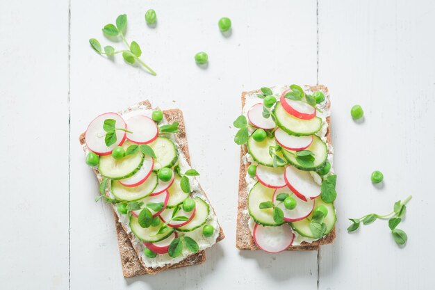 Sandwich printanier au pain croustillant fromage fromage et avocat