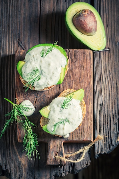 Sandwich printanier à l'avocat et sauce tzatziki