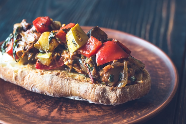 Sandwich avec ratatouille sur la plaque