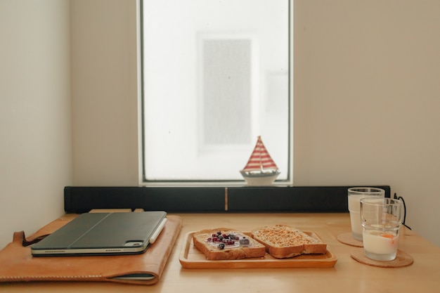 Sandwich de repas de pause sur le bureau