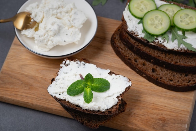 Sandwich sain au concombre de fromage cottage blanc et à la roquette