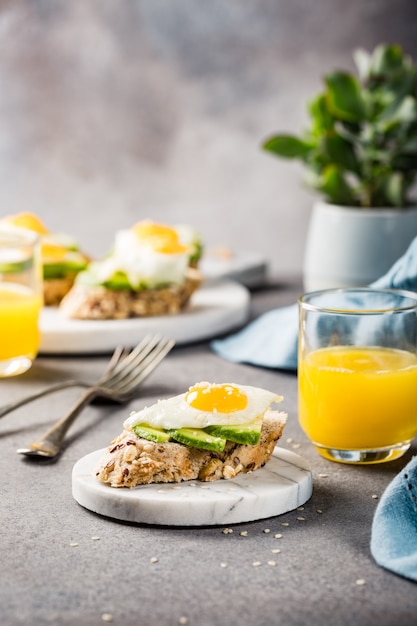 Sandwich sain avec avocat frais et oeufs de caille frits