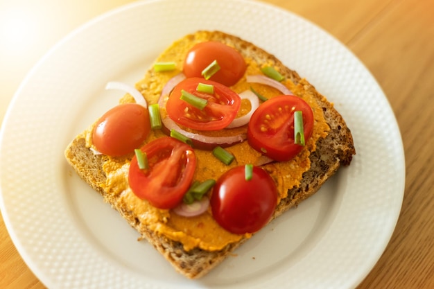 Sandwich sain avec crème végétalienne et tomates