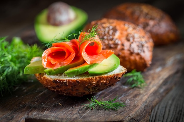 Sandwich sain et en forme à base d'aneth saumon et d'avocat