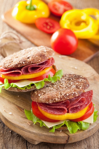 Sandwich sain avec salami tomate poivron et laitue