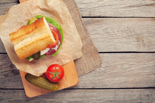 Sandwich avec salade jambon fromage et tomates