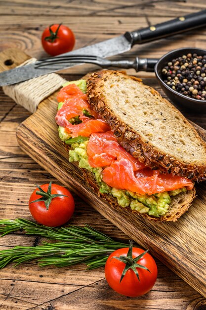 Sandwich santé à l'avocat et au saumon.