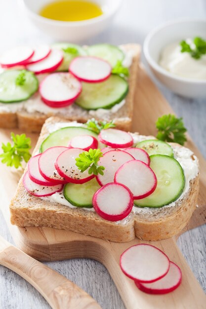 Sandwich santé avec concombre de radis et fromage à la crème