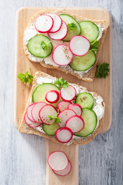 Sandwich santé avec concombre de radis et fromage à la crème