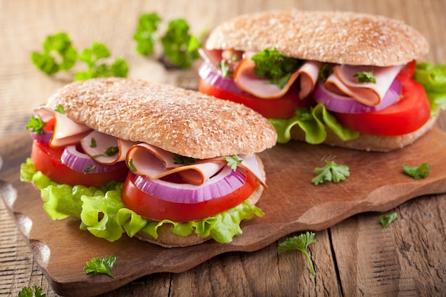 Sandwich santé avec jambon tomate et laitue