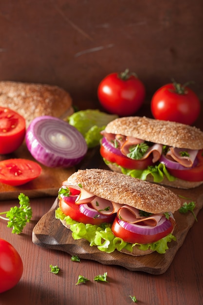 Sandwich santé avec jambon tomate et laitue