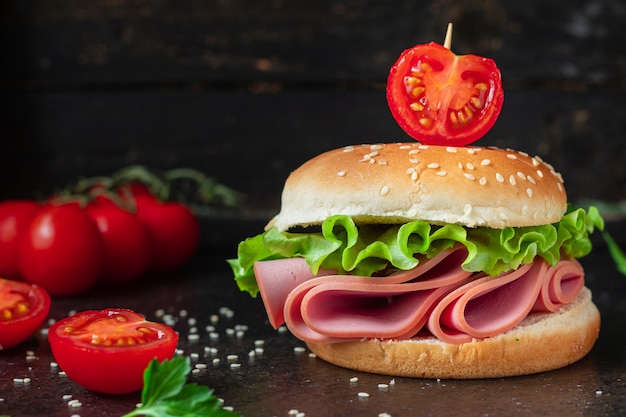 Sandwich saucisse burger laitue légumes feuilles jambon salami, repas collation tomate