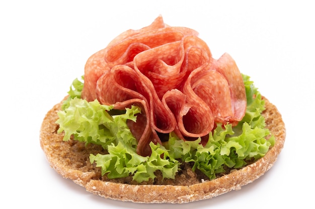 Sandwich avec saucisse de jambon sur fond blanc.