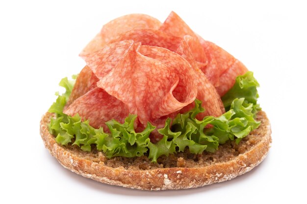 Sandwich avec saucisse de jambon sur fond blanc.