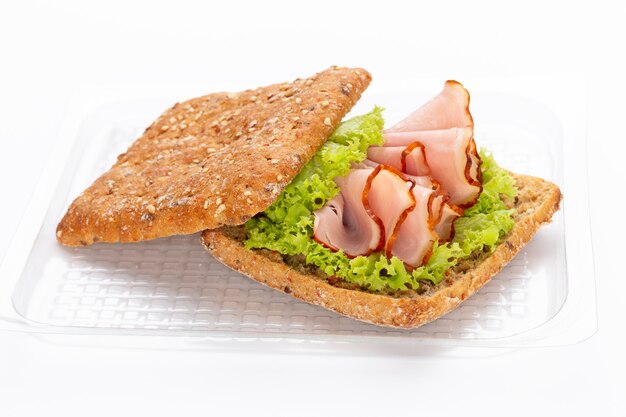 Sandwich avec saucisse de jambon isolé