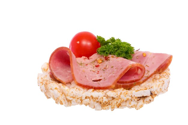 Un sandwich avec de la saucisse de pain et une tomate