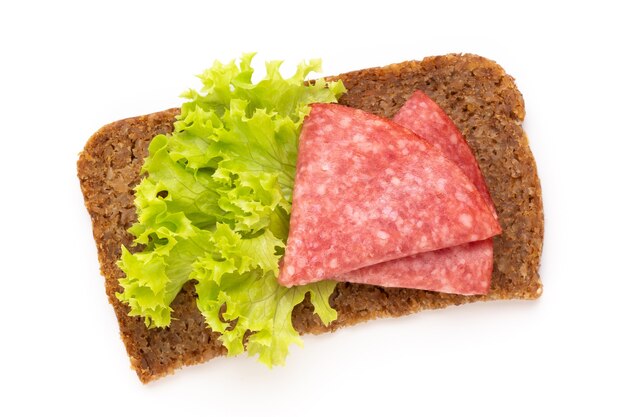 Sandwich avec saucisse de salami sur blanc.