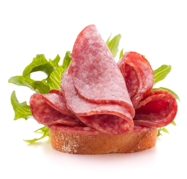 Sandwich avec saucisse salami sur fond blanc dentelle