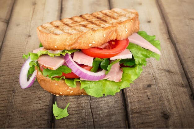 Sandwich savoureux frais au jambon, vue rapprochée