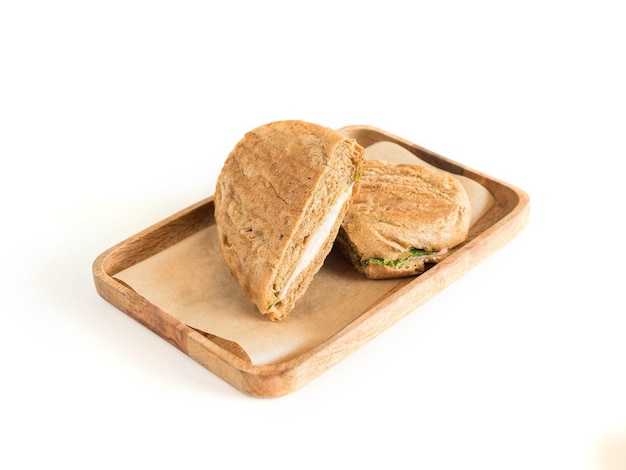 Sandwich sur un serveur en bois isolé