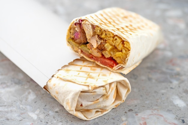 Sandwich shawarma gyro rouleau frais de pain pita lavash poulet boeuf shawarma falafel