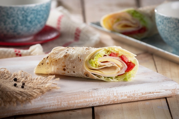 Photo sandwich shawarma sur planche de bois