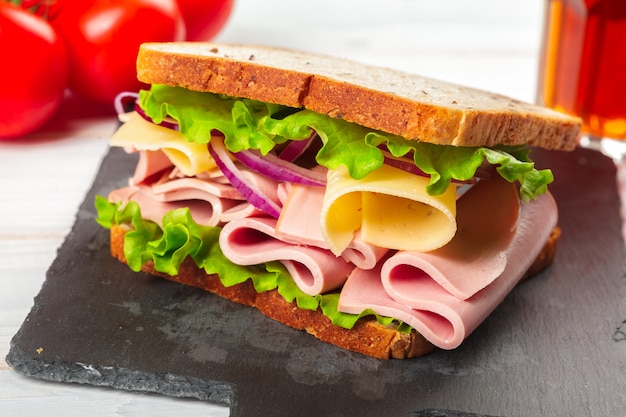 Sandwich sur une table en bois