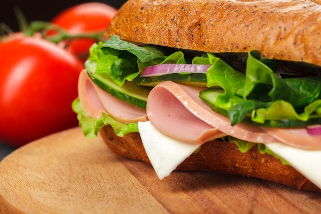 Sandwich sur une table en bois