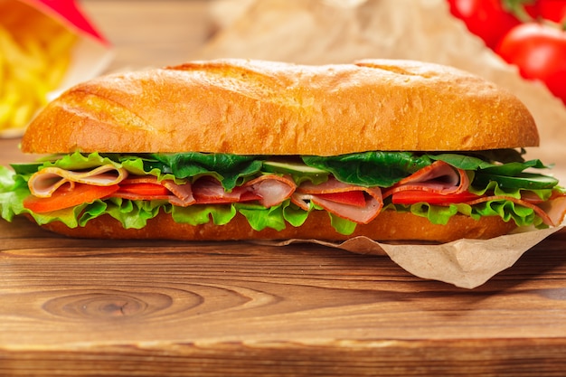 Sandwich sur une table en bois