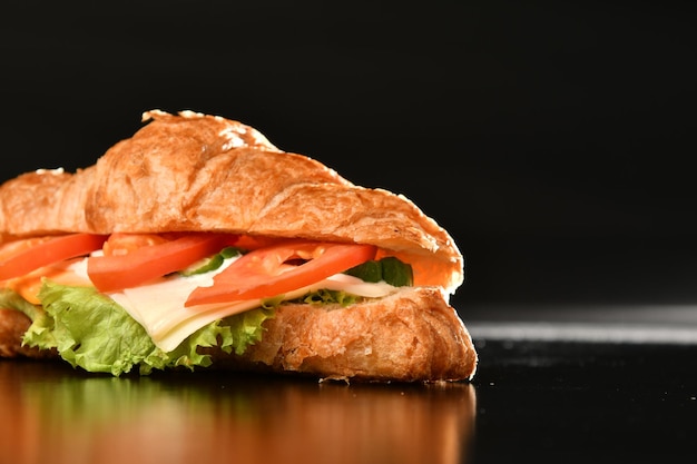 Un sandwich sur une table avec un fond noir