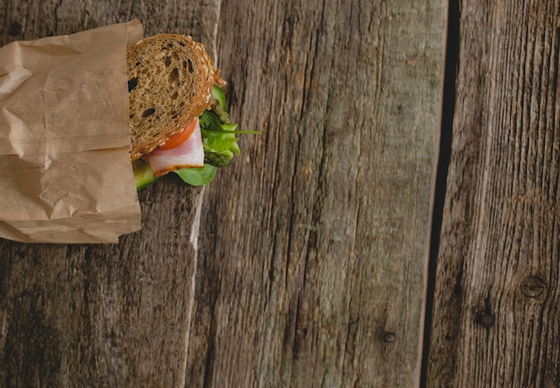 Un sandwich sur la table.