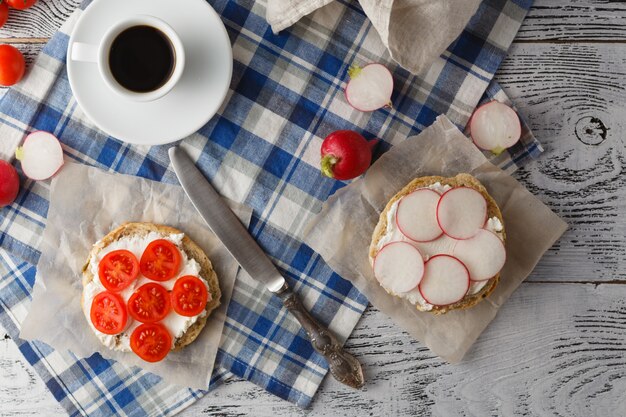 Sandwich à la tomate et au fromage. Petit déjeuner avec concept de café