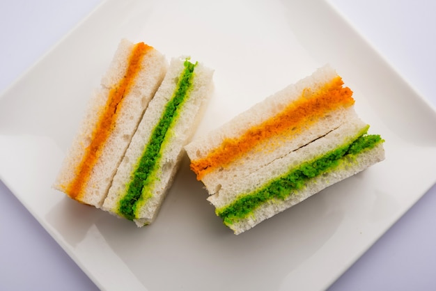 Sandwich tricolore Tiranga avec chutney orange et vert image parfaite pour la salutation de la république indienne ou de la fête de l'indépendance