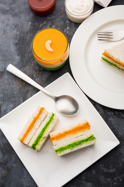 Sandwich tricolore Tiranga avec chutney orange et vert image parfaite pour la salutation de la république indienne ou de la fête de l'indépendance