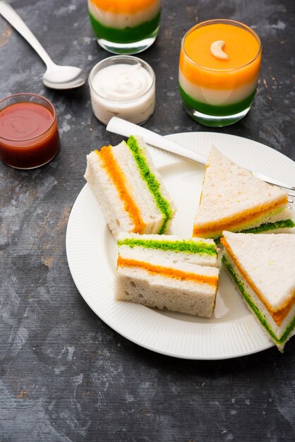 Sandwich tricolore Tiranga avec chutney orange et vert image parfaite pour la salutation de la république indienne ou de la fête de l'indépendance