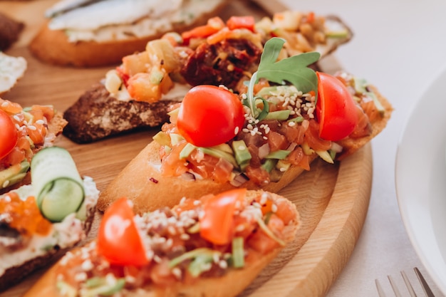 Sandwich à la truite, tomates cerises et laitue. assiette de collations.