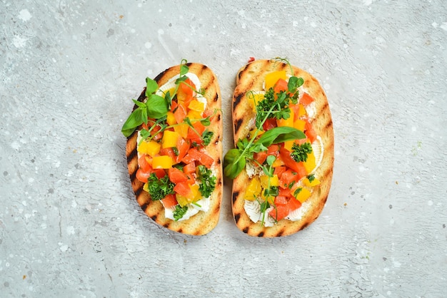 Sandwich végétalien aux poivrons fromage légumes et basilic Bruschetta Vue de dessus Sur un fond de pierre